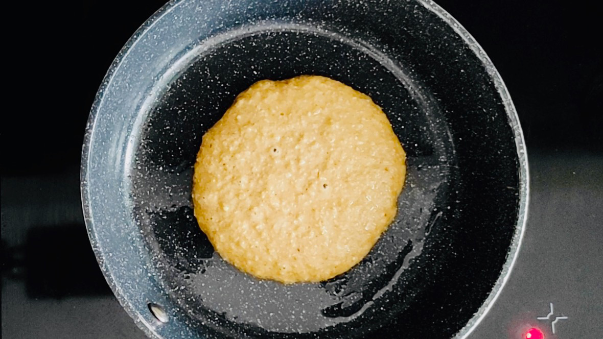 Oat_Banana_Pancake_Cook_First_Side.jpg