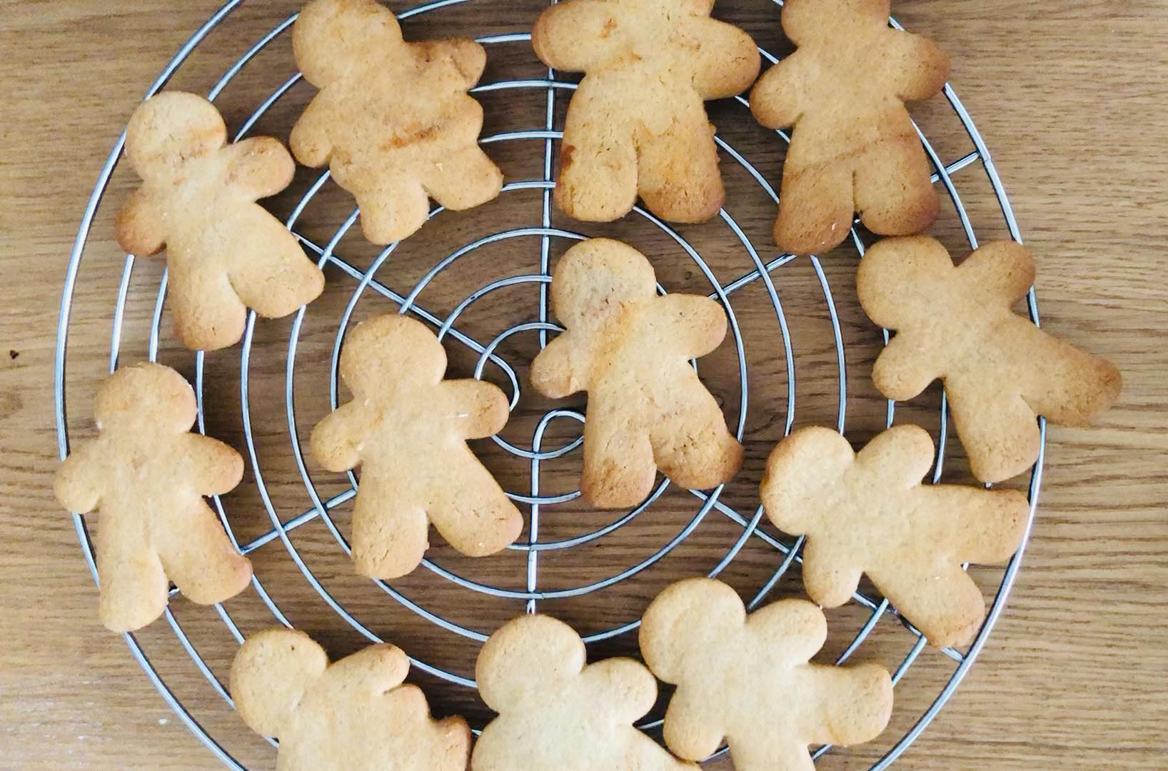 Gingerbread_Cookies_Cooling_On_Wrack.jpg