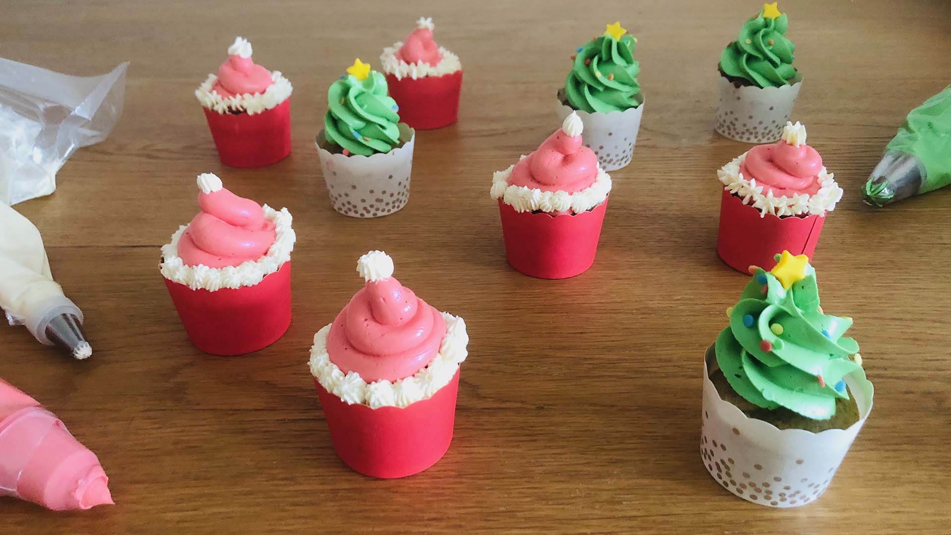 Christmas_Cupcakes_with_Piping_Bags_16_9.jpg