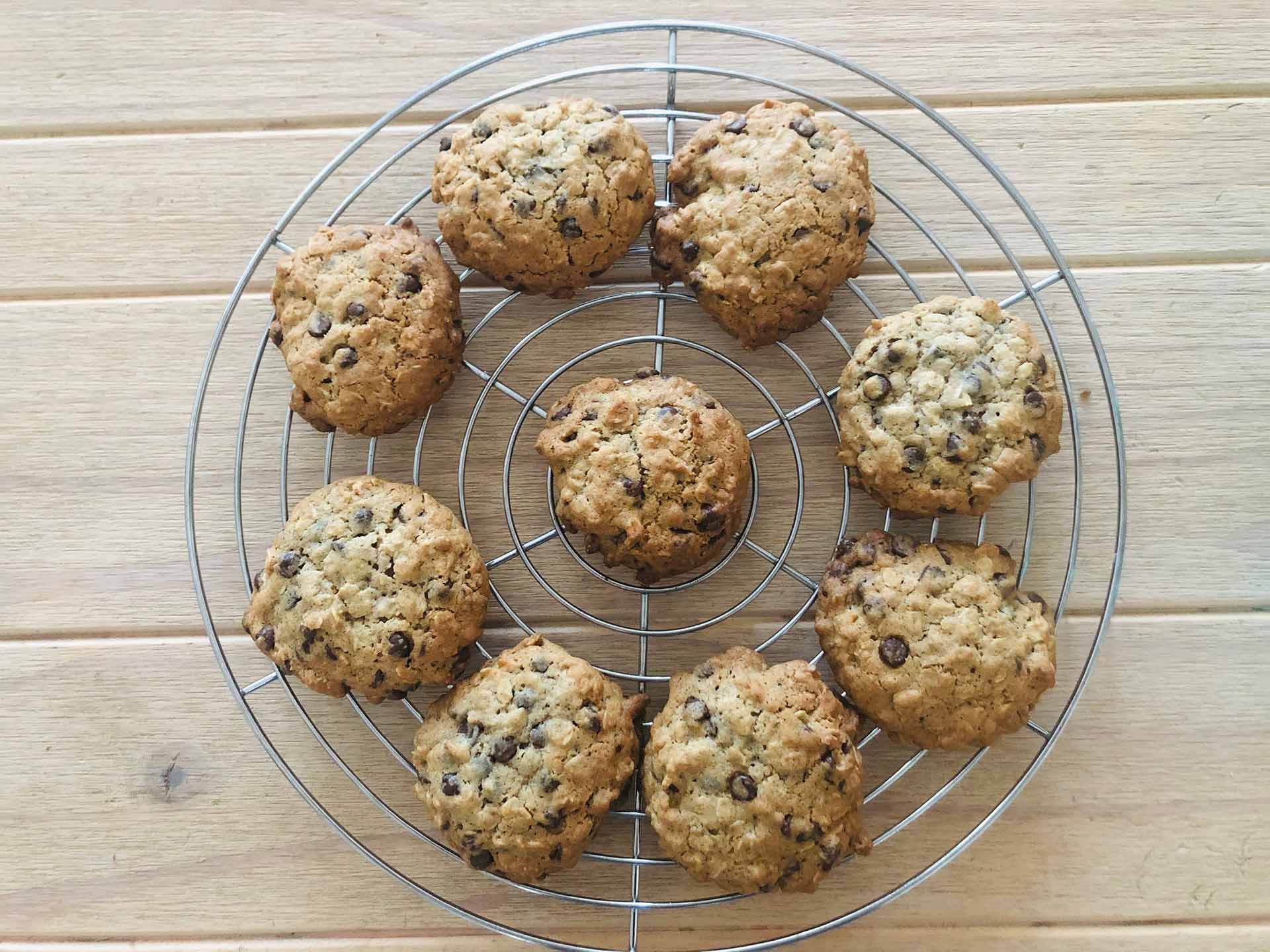Oatmeal_Cinnamon_Choc_Chips_Cookies_On_Rack.png