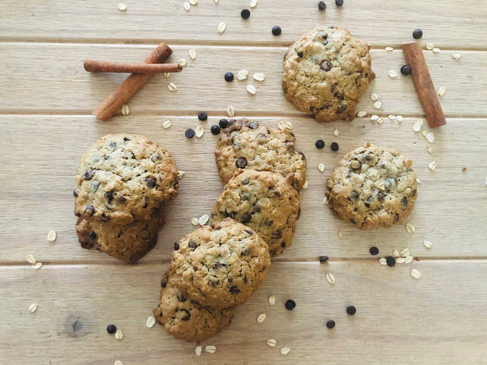 Oatmeal_Cinnamon_Choc_Chips_Cookies_All_From_Top.jpg