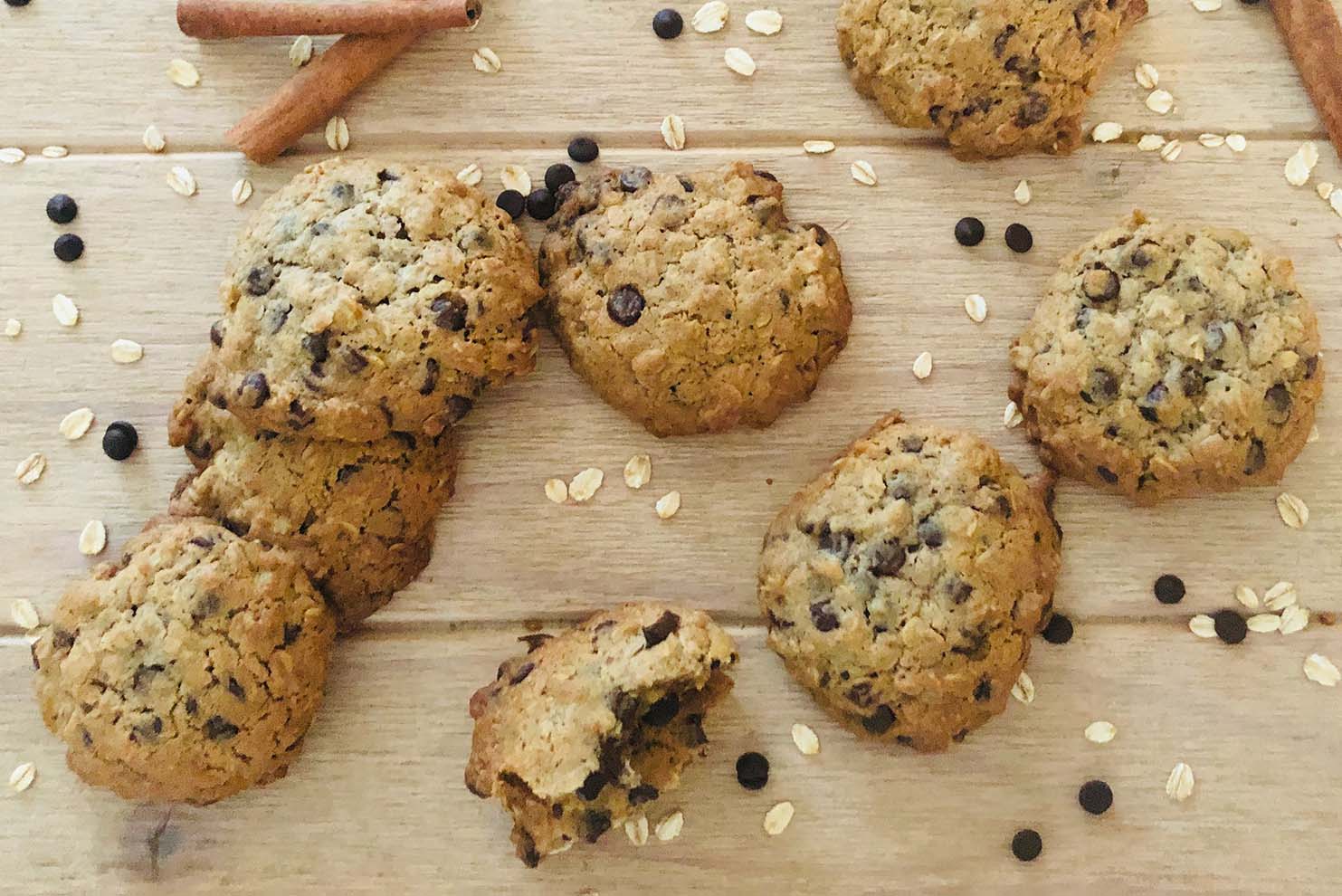 Oatmeal_Cinnamon_Choc_Chips_Cookies_All_From_Top_Half_Cookie.jpg