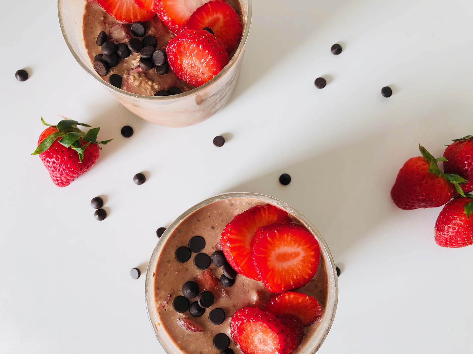 Strawberry_Chocolate_Overnight_Oats_From_Above.jpg